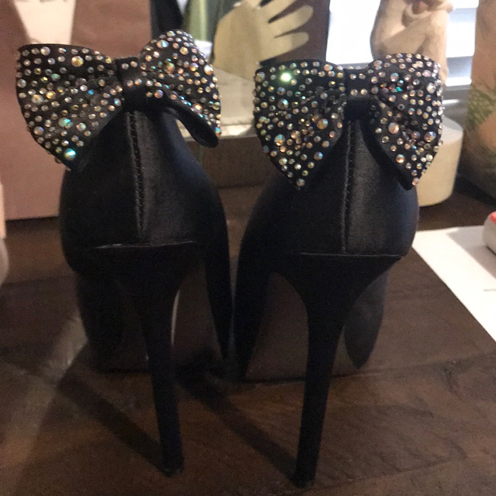 Steve Madden peep toe with cute bow detail